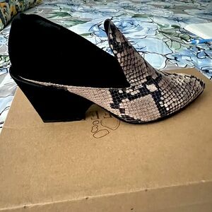 Naked Feet Shoes size 6